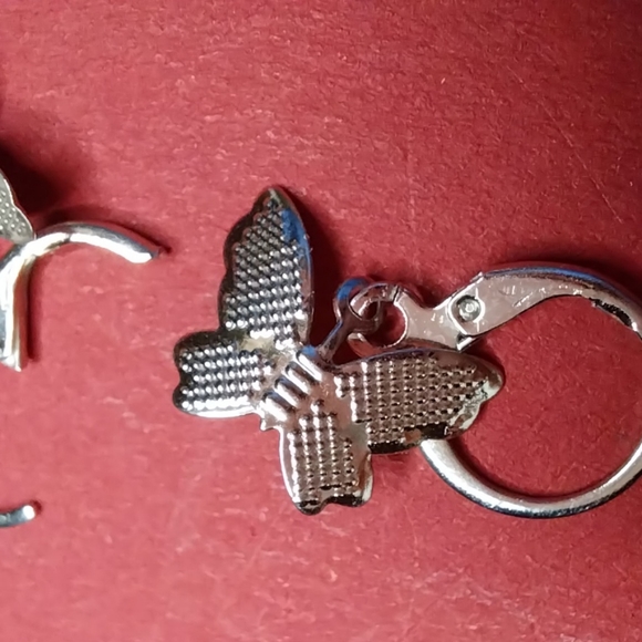 5 pairs of silver tone butterfly pierced earrings - Picture 6 of 14